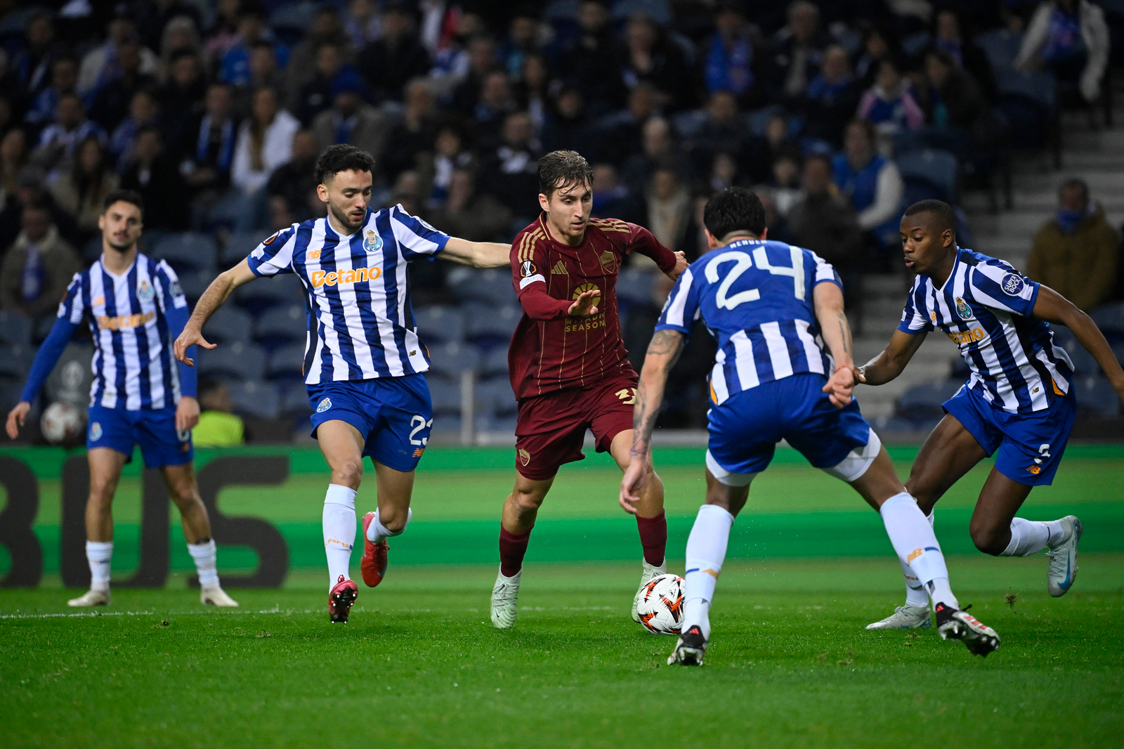 مباراة بورتو ضد روما: التوقعات والتحليلات