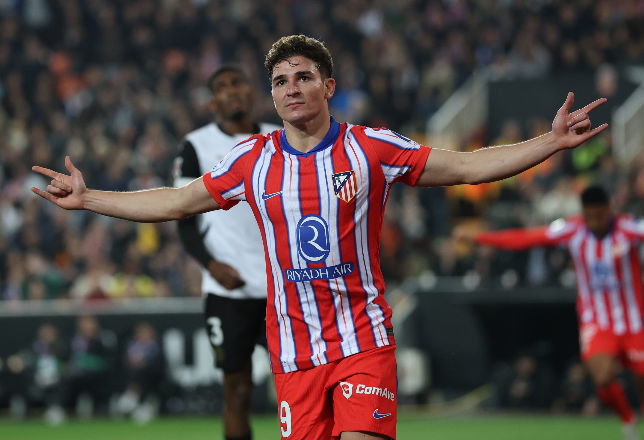 خوليان ألفاريز: نجم كرة القدم الشاب وإمكانياته الكبيرة