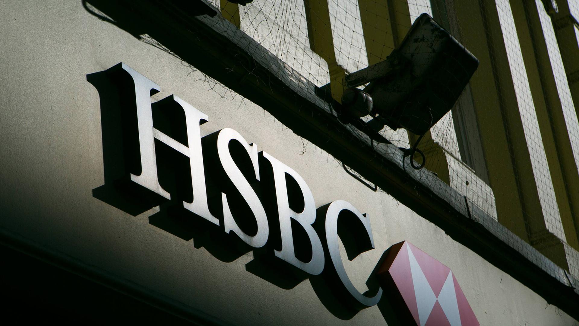 بنك HSBC: قوة مالية عالمية تؤثر في الأسواق