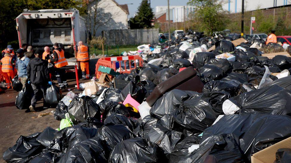 إضراب عمال صناديق القمامة في برمنغهام وتأثيره على المدينة
