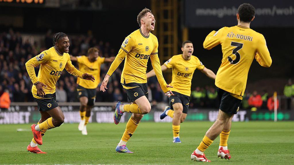 ذئاب وستهام: مواجهة مثيرة في الدوري الإنجليزي