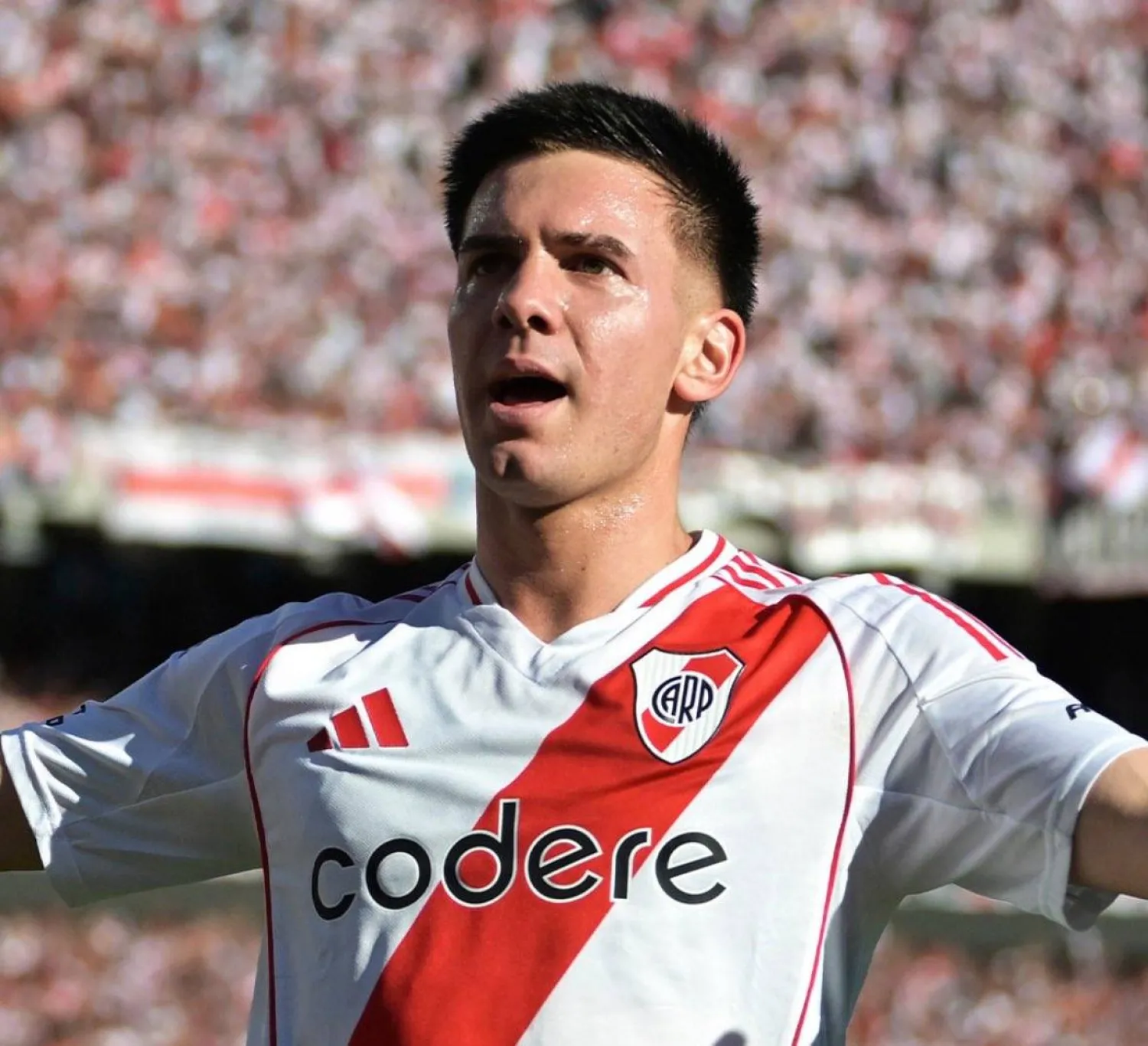 فرانكو ماستانتونو: نجم يضيء الساحة الرياضية