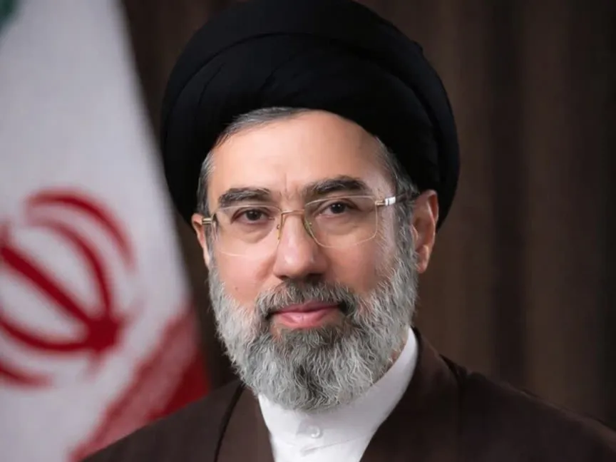 من هو مجتبى خامنئي ولماذا يثير الاهتمام السياسي؟